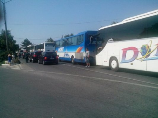 Coadă de câţiva kilometri, la ieşirea din ţară spre Bulgaria: Aproape 2 mii de români au trecut prin Vama Veche până la orele amiezii